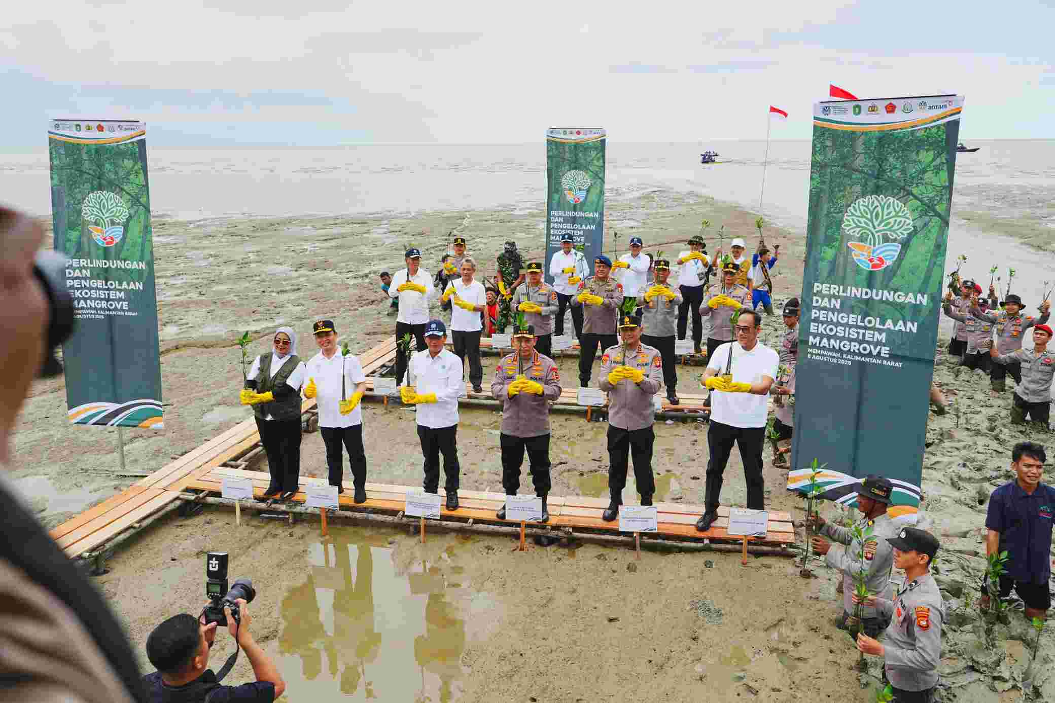 Aksi tujuan Utamanya bagaimana kita menghadapi isu-isu terkait dengan emisi rumah kaca dan tentunya dengan gerakan tanam mangrov, demi masa depan anak cucu