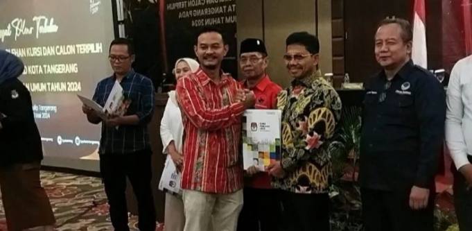 Dapat Jatah Kursi Terbanyak, Sachrudin: Kita Bersyukur Tahun ini Partai Golkar Menjadi Pemenangnya-
Ketua DPD Partai Golkar ,Sachrudin : Kita Bersyukur Tahun ini Partai Golkar Menjadi Pemenangnya-
Sachrudin mengaku bersyukur mendapat perolehan