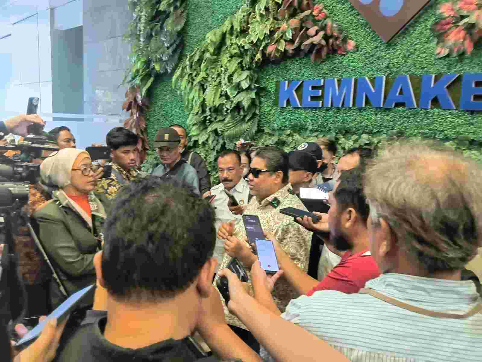 Partai Buruh Dorong Revisi Aturan Outsourcing dan Pajak JHT, Kesbangpol Bekasi Perkuat Sinergi dengan Exco Partai Buruh

