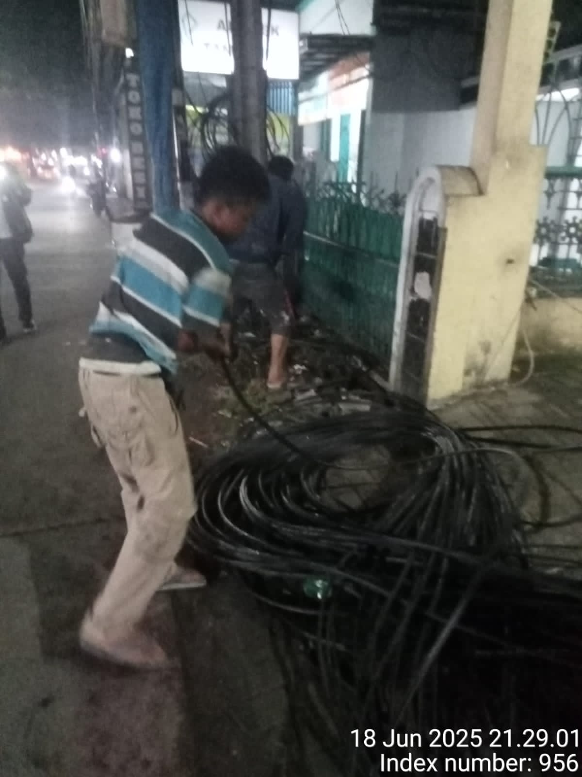 Pembangunan Jaringan Internet Kabel Atas Berlangsung Di Sepatan-Tangerang,Para Pekerja Kasat Mata Tak Dilengakapi K3,Diduga Tanpa Kantongi Izin Resmi Lingkungan