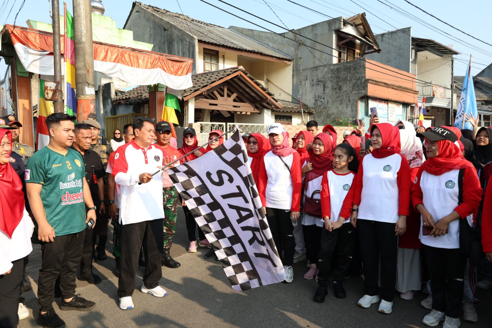 Meriahkan Hari Kemerdekaan RI ke 80 Bupati Maesyal buka Gerak Jalan Santai di Stadion Kelapa Dua
