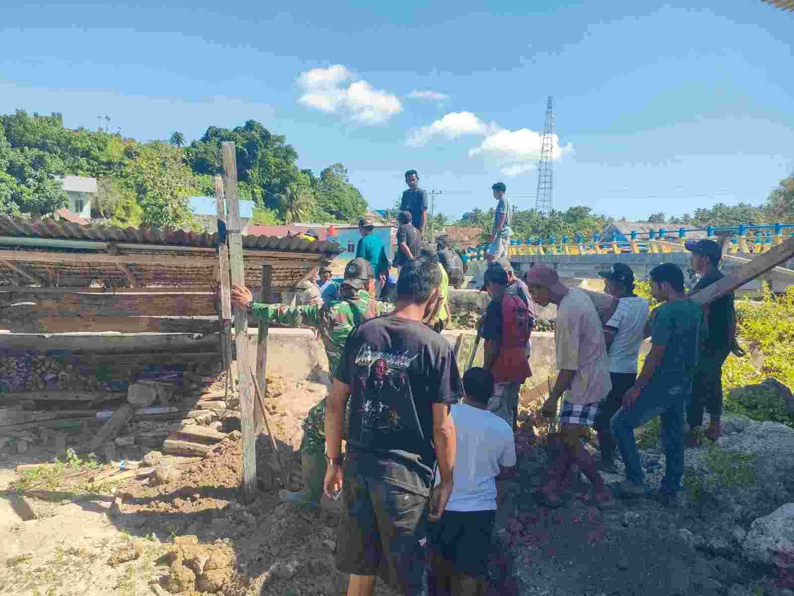 Semangat Gotong Royong Warnai Pembangunan Drainase TMMD ke-129 Kodim 1505/Tidore di Desa Lolobata