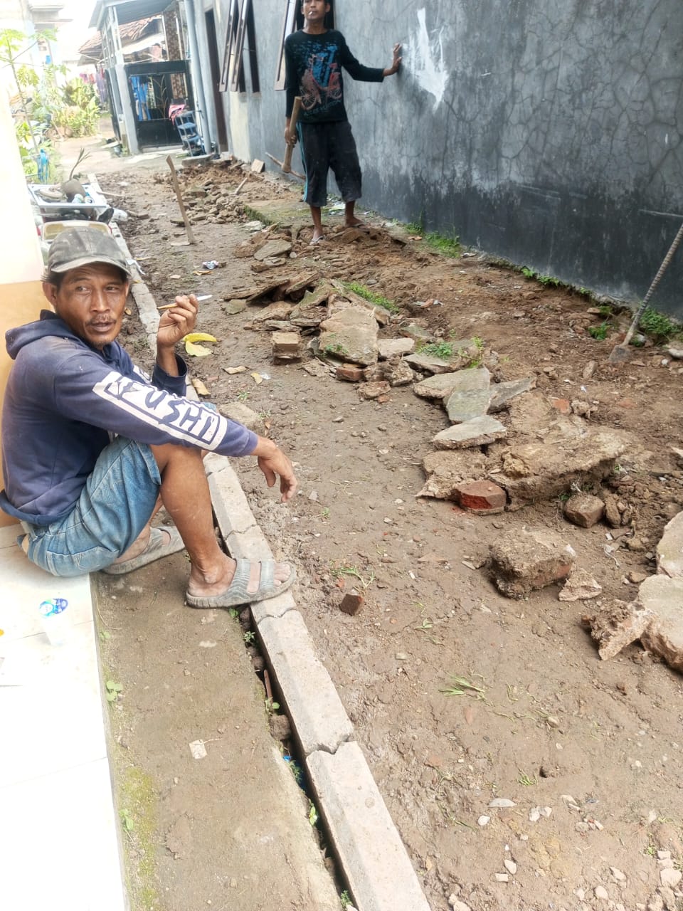 Di Duga proyek paving block Siluman Di jl h.mohamad radi no 30 rt03/002 Munjul,Kec. Solear Tangerang-Banten,disorot publik