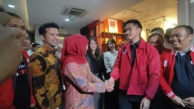 Khofifah Indar Parawansa tiba di Markas DPP PSI di Jalan wahid Hasyim-
Percakapan Singkat Sempat Terjadi Antara Khofifah, Kaesang...