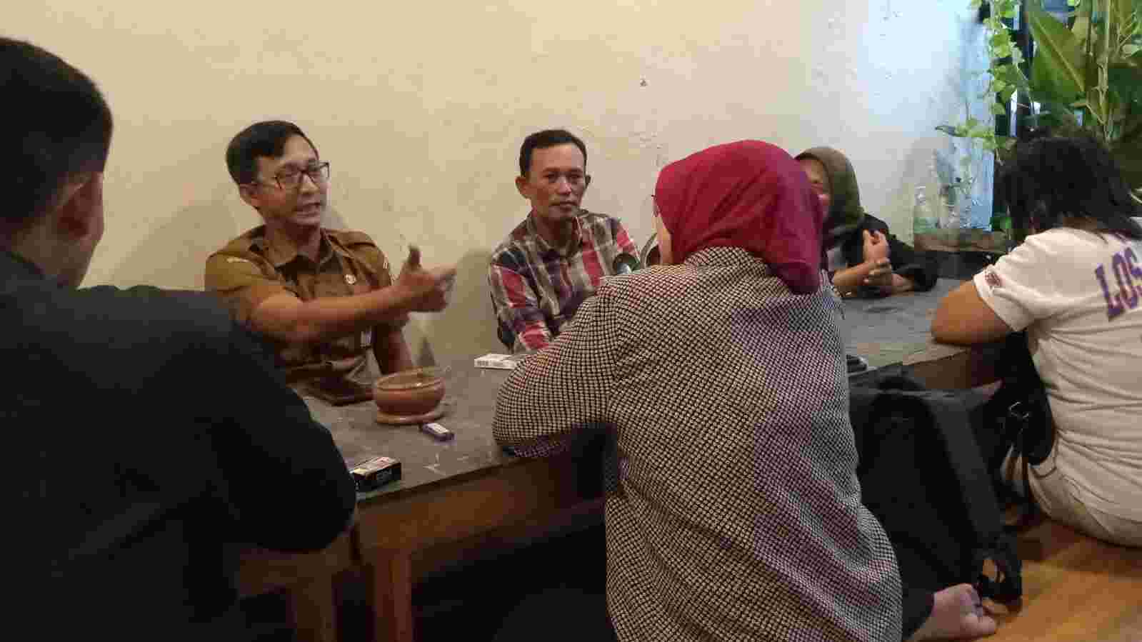 PemKel Bugel menggelar acara ngobrol santai bersama Tim awak media