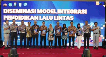 Jasa Raharja dan Korlantas Polri Serahkan Buku Pendidikan Lalu Lintas

Kepada Tenaga Pengajar di Jawa Timur