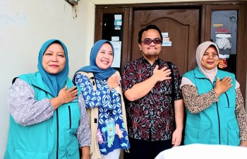 dr.Yoshua dan petugas ngider sehat puskesmas Kampung- sawah Kec.Ciputat sambangi warga di RT 006/04