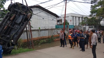 Evakuasi Mobil Nahas yang Terseret Banjir di Sungai Cirarap, Jatiuwung Disaksikan Warga Masyarakat