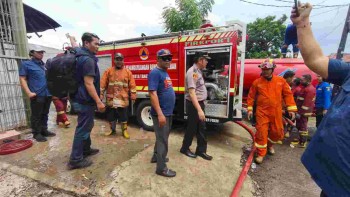 Bangunan Material di Cipete Dilalap Si Jago Merah, BPBD Kota Tangerang Kerahkan 7 Unit Damkar Jinakan Api Membara