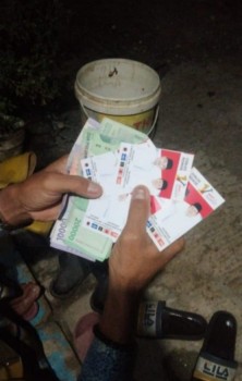 Diduga Bagi bagi Uang dan Stciker Di  H-1 Pilkada Bupati Dan Wakil Bupati Tangerang  Seorang Pria Dari Tim  Paslon 01  Ditangkap  Tim Gakkumdu