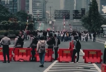 PROF. DR. KH. SUTAN NASOMAL: “WAKIL RAKYAT NGILANG KABUR!”
