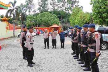 Sterilisasi Vihara Jelang Perayaan Imlek 2576/2025, Polres Metro Tangerang Kerahkan Tim Jibom