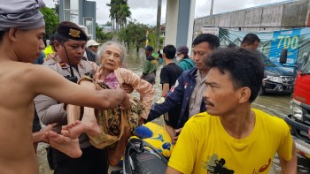 Personil Polres Metro Tangerang Kota dan Warga Bersama Evakuasi Korban Banjir di Desa Jati Mulya