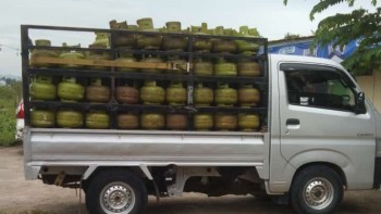Mobil Pickup sejenis carry bak terbuka Silver Dengan Plat Nomor F 8537 HV Diduga Membawa Gas Subsidi 3 Kg Untuk Bahan Oplosan

