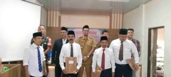 Pelantikan ketua RW Desa Singabangsa Kecamatan Tenjo Kabupaten Bogor,dengan empat kejaroan-
Warga: Empat Ketua RW Semoga Amanah
