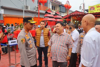 Kapolres Pantau Langsung Pengamanan Ibadah di Vihara, Pastikan Imlek 2025 di Kota Tangerang Berlangsung Kondusif