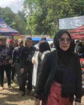 Ratu Ageng Rekawati Ikuti Acara Sedekah Bumi  Di Kecamatan Carita Pandeglang,
Ratu:Acara Sedekah Bumi ini Mencerminkan Rasa Syukur dan Kebersamaan