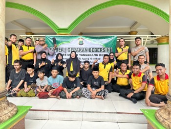 Libatkan Personel Gabungan, Polres Metro Tangerang Gerakan Bersih Masjid dan Musholla Jelang Ramadhan


