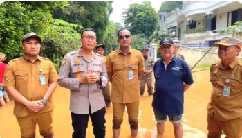 Banjir melanda wilayah  Villa Cinere mas,  Kapolsek, Camat dan Lurah Sambangi Warga