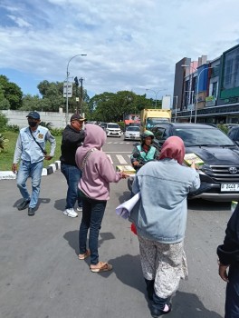 Berbagi Nasi Kotak Jum'at Berkah Di Depan Polres Tangerang Kota 