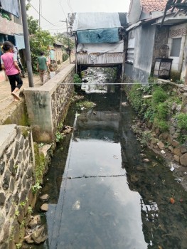 Banyaknya sampah yang berserakan di pemukiman warga Kampung Sumur Wangi rt 2/7 Kelurahan Kayumanis, Tanah Sareal, Kota Bogor, diduga menjadi pemicu timbulnya jentik-jentik nyamuk yang tumbuh menjadi nyamuk dewasa
