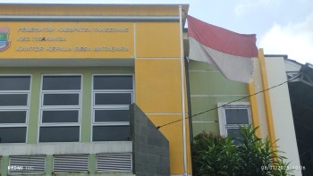 Di duga ada kesengajaan pemdes matagara mengibarkan bendera merah putih yang sudah sobek dan lusuh