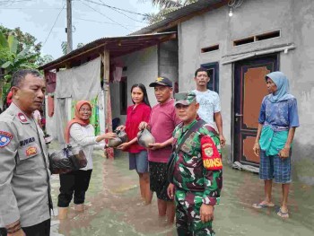 PEDULI & TANGGAP BENCANA BANJIR, PEMDES RAWA BONI RESPON CEPAT BANTU WARGA TERDAMPAK