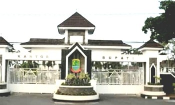 DI DUGA ULAH  BUPATI KARAWANG  18 RIBU KARYAWAN TERANCAM DIBUBARKAN