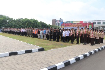 
Apel Gelar Pasukan Operasi Ketupat Jaya 2025 di Tangerang, Kapolres : Cek Kesiapan Personel dan Sarpras