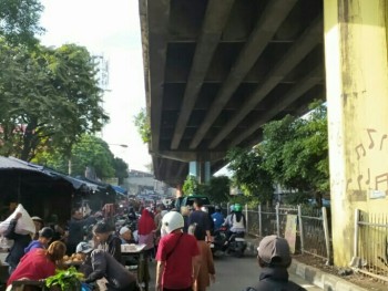 PKL Bawah Flyover Pasar Kiaracondong Dikeluhkan 