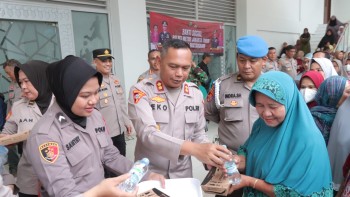 Kapolres dan Polwan Polres Jakarta Timur Bagikan Takjil dan Makanan Gratis untuk Warga Terdampak Banjir di Gedong