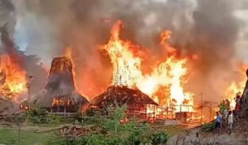 28 Rumah Adat di Waruwora Sumba Barat Terbakar, 139 Warga Mengungsi Beruntung Tanpa Korban Jiwa

 