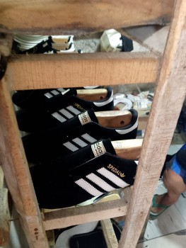 Diduga Ilegal Dan Langgar UU Hak Cipta,Pembuatan/Produksi Sepatu Milik JK,Kampung Cibulan Rt/Rw 007/002 Desa Renged Kecamatan Kresek