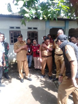 Pj Bupati Tangerang Dr Andy Oni bersama Kadis Dinsos,Perkim tinjau rumah warga yang nyaris rubuh
