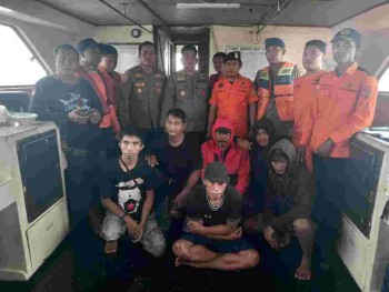 Enam Korban Nyaris Tenggelam, Polres Pelabuhan Makassar Bersama Tim Basarnas Bak superhero menyelamatkan Korban