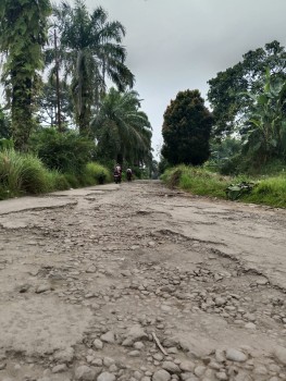 Jalan penghubung Kayumanis menuju Stasiun Cilebut tepatnya di Kelurahan Mekarwangi, Kecamatan Tanah Sareal, Kota Bogor mirip seperti kubangan lumpur