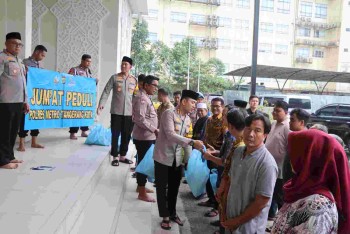 Kapolres Metro Tangerang Kota Gelar Jumat Peduli, Salurkan Bantuan Sosial kepada PHL dan Elemen Masyarakat

