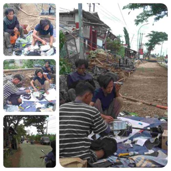 Mandor Sarif dan Tim Gangguan Begadang Di Jalanan, Perbaiki Kabel Optik Internet Telkomsel yang Diduga Terputus Oleh Alat Berat Proyek Pengecoran Jalan Raya Pakuhaji