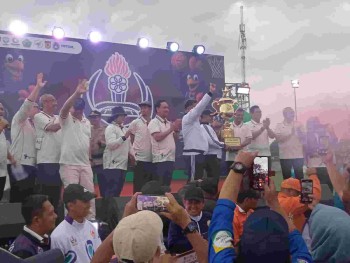 Penyerahan Piala Juara umum PORKAB VI oleh Bupati Moch Maesyal Rasyid  di Kecamatan Pasar kemis Tangerang