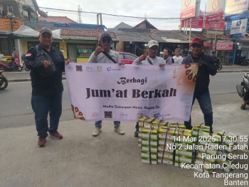 Takhenti Hentinya Berbagi Nasi kotak Jum'at Berkah Media GAKORPAN DAN GAPTA