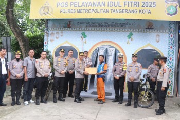Kapolres Metro Tangerang Kota Cek Kesiapan Posyan dan Pospam Operasi Ketupat Jaya 2025 dan Serahkan Bingkisan